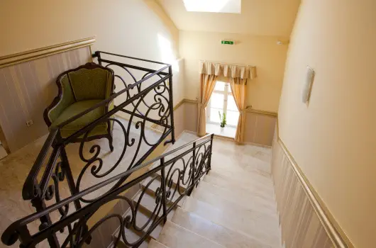 Barokk Hotel Promend, Gyr