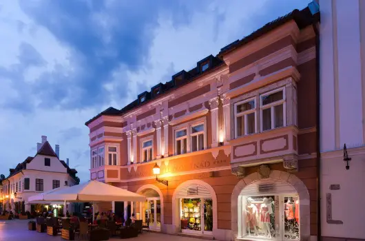 Barokk Hotel Promend, Gyr
