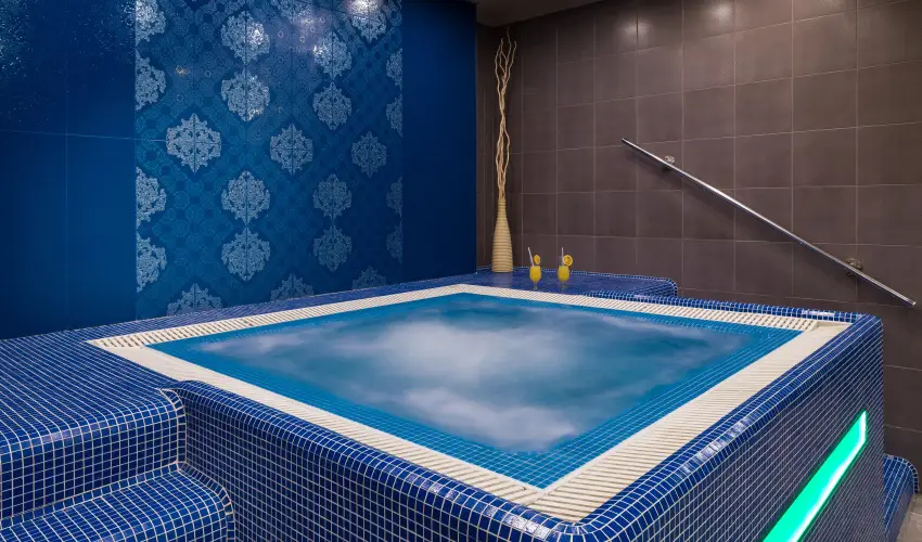 Golden Ball Club Hotel Gyr