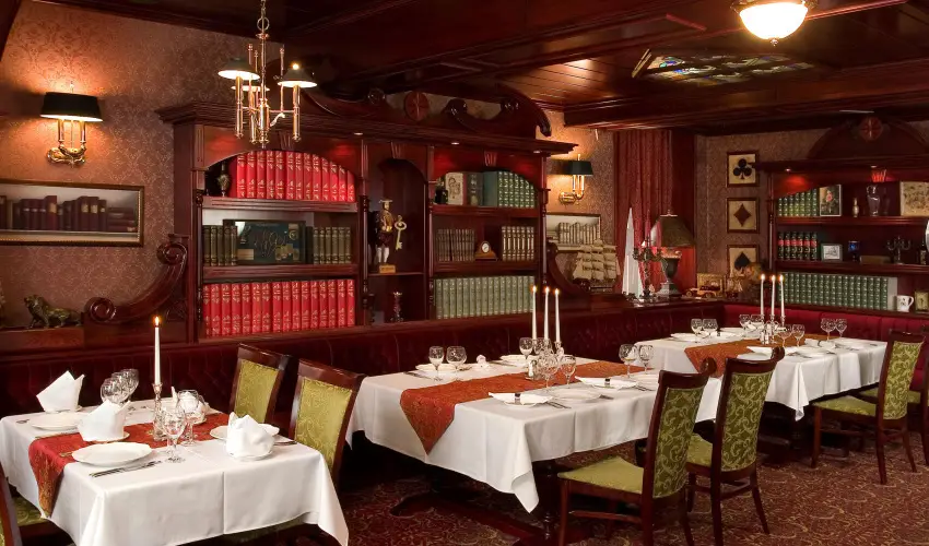 Golden Ball Club Hotel Gyr