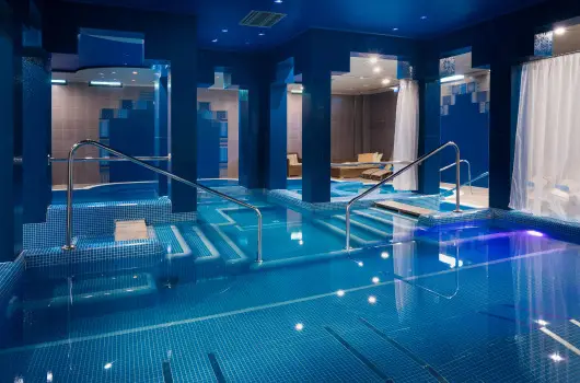 Golden Ball Club Hotel, Gyr