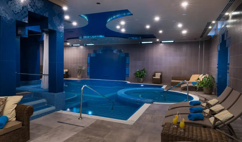 Golden Ball Club Hotel Gyr