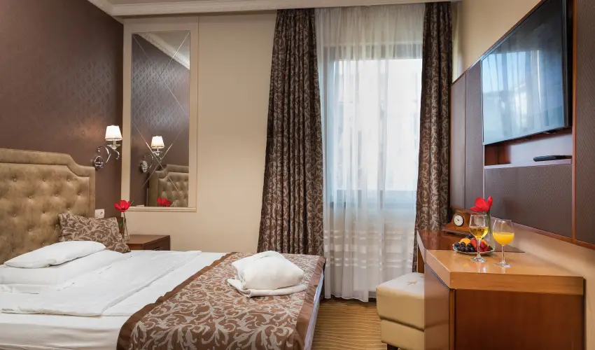 Golden Ball Club Hotel Gyr