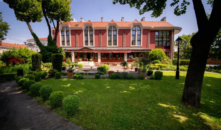 Golden Ball Club Hotel Gyr