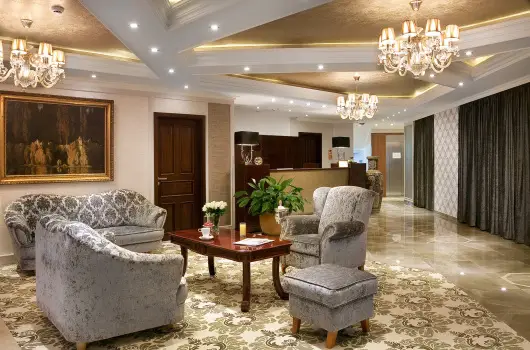 Hotel Capitulum, Gyr